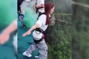 【動画】陽キャ女さん、隣の男を巻き添えにしてバンジージャンプｗｗｗｗｗ