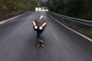 【動画】スケボーダウンヒルで時速100キロを超える追走ビデオが怖すぎ。