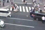【動画】  秋葉原で偶然撮影された衝撃「交通事故」が話題に ⇒ 自転車側がボコボコに叩かれる・・ ← これどうなの？