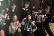 BABYMETAL、新しい学校のリーダーズらとバックステージショット続々