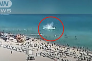 海水浴客の目前でヘリコプターが墜落、機体はロビンソン式R44型…マイアミビーチ！