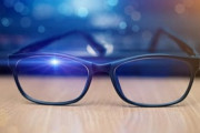学者｢ブルーライトカットメガネ､目の負担軽減や網膜を保護する効果ないかも｣