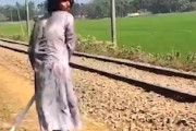 【動画】バングラデシュのスマホハンター、線路脇から乗客のスマホを奪ってしまう。