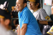 ベンチからOB戦を見守る岡田監督が最高