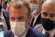 マクロン大統領　卵投げつけられる　二度目　過去には平手打ちも