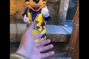 ディズニーにジョジョのDIOコスプレで突入したTikTokerさん　ミッキーにクソみたいな絡みをしてしまう