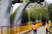 【鉄道】脱線車両、「鯨」が救う　巨大彫刻で奇跡的に落下回避　オランダ　（画像あり）