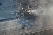 被弾したロシア軍戦車から、脱出した戦車兵が必死に逃げ惑う(動画)！