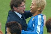 元日本代表MF稲本潤一、日韓W杯の戦術『フラット3』の裏話を激白！　トルシエ監督から理不尽な形での要求に「選手たちが話し合いで解決」