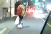 【動画】 「めざまし8」 違法電動スケボーで時速40km以上で暴走する「リアルコナンくん」が現れたと騒然　公道や歩道を駆け抜け