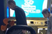 【動画】DDRで100コンボ以上を決める高齢夫婦のプレイが話題に。