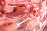 【動画】中国あるある、お肉の中に水をブチュ～っと注入して重量を水増しします！