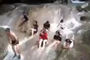 海外「滝の上で遊んでそのまま流されていく人々」