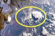 【宇宙】船外活動中の宇宙飛行士が誤って大きな荷物を落っことしてしまう動画。