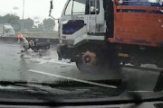 ひぇぇ！トラックの目の前で転倒して死にかけたバイク乗りのギリギリ動画。