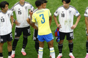 【W杯】ブラジルDF、塩貝に耳打ちした後、耳を触る　ブラジルで「小僧」とあしらう意味　ブラジルFWは「ちっぽけな奴め！」
