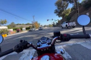 【動画】信号待ちしていたバイクがレクサスミサイルの巻き添えに…