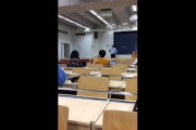 【動画拡散】立教大の学生、教授に向かってとんでもない暴言を吐いて退出させられる・・・ガチでヤバすぎだろ