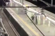 【動画】深夜の駅に不法侵入した撮り鉄ｗｗｗｗ