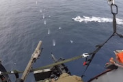 【動画】麻薬密輸船のエンジンを撃ち抜く米沿岸警備隊のヘリコプター。
