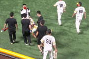 ソフトバンク牧原が担架で搬送　中堅守備でフェンスに衝突