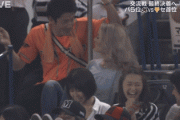 【画像あり】球場で金髪美女に話し掛ける男が晒されてしまう