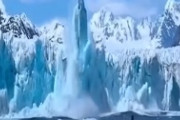世界の珍現象！氷山が崩れて勢いよく再浮上する映像に海外がびっくり仰天！←これどうなってんの　海外の反応