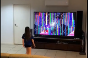 【悲報】ママ、テレビの液晶を子供に割られて躊躇なく子供を投げつけるｗｗｗｗｗ