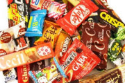 【悲報】31円のチョコレートを買えなかった無職(52)、逆ギレして店員を殴り逮捕される