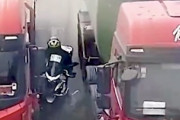 【動画】バイク乗りがダンプとトラックにフルボッコにされてしまう恐ろしい事故。
