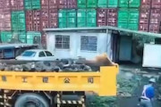 【動画】自分が運転してきたトラックに挟まれた運転手が死亡した事故。