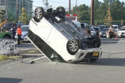 スーパー駐車場で車が暴走、買い物中の客の車がひっくり返ってしまう