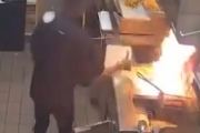 【動画】バイトくん、燃えてる油に水をかける捨て身戦法で消火に成功する