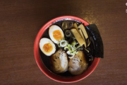 日本で一番「黒いラーメン」って？ BLACK RAMEN 海外の反応
