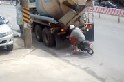 【動画】これは怖い。セメントトラックの長バックに潰されるところだったバイク乗り。