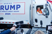 トランプ、みずからゴミ収集車を運転してバイデンの「トランプ支持者はゴミ」発言に応戦