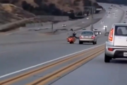 【動画】ハイウェイでバイクと車の交通トラブル… バイクのライダーの蹴りが連鎖事故のきっかけに