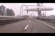 パイロット「お、何故か予定より早いけど空港あるやん！着陸しよ！」→高速道路に着陸し154人死亡