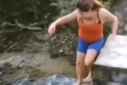 【動画】橋の橋脚から川に飛び込んだお姉ちゃんの大失敗(´･_･`)