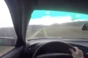 【動画】FRの車でWRCラリーの真似事をしていた運転手が起こした事故（笑）