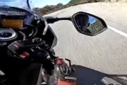 【動画】映画のワンシーンのようになったバイクの転倒事故。