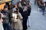 「外国人溢れる京都で、開店前から大行列のお店がこちら！」→まさかすぎる店舗で「京都まで来てここ？」など物議を醸す・・・