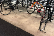 【画像あり】チャリさん、とんでもない自転車の停め方をしてしまうｗｗｗｗｗｗｗｗｗｗｗｗｗｗｗｗｗｗｗｗｗｗｗｗ