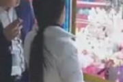 【動画】中国のとあるゲームセンターのUFOキャッチャーで遊ぶ女の子→衝撃的な不正行為が発覚