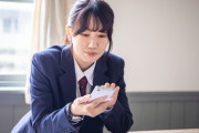 女子「陰キャくんのスマホのホーム画面見せてよ！ｗ」陰キャ「あっ、やめろ！返せっ！！！」