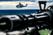 米海兵隊がのUH-1Y「ヴェノム」ヘリがGAU-17ガトリングガンで実弾射撃訓練を実施！