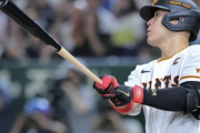 巨人・岡本和真の「守備位置が固定されない」問題