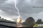 パトカーに落雷が3発直撃、緑の空に雷、なぜこんな色…アメリカ！