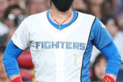 【球宴】日本ハム・新庄監督　特注「電光掲示サングラス」で登場　大歓声で三塁コーチャー務める