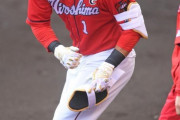カープ鈴木誠也、死球を受け負傷交代。右膝付近に直撃も自力でベンチに戻り軽傷をアピール